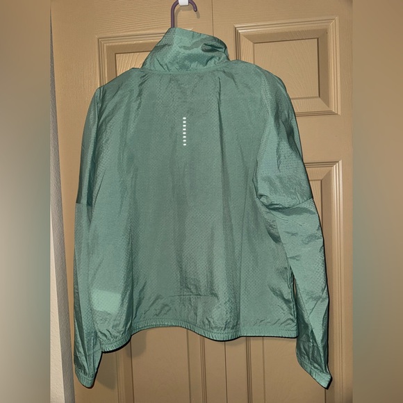 Nike Swoosh Women's Dri-FIT Running Jacket - Picture 2 of 5